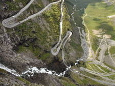 serpentýny do údolí pod Trollstigen Fjellstue